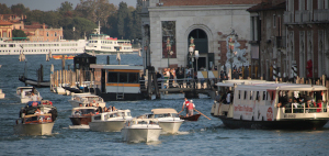 Traffico acqueo in Canal Grande, foto Catherine Hédouin